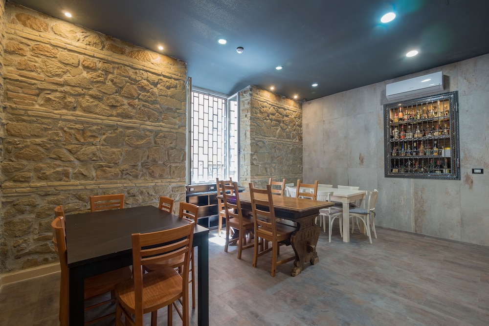 Alessandro Palace Bar 53/69