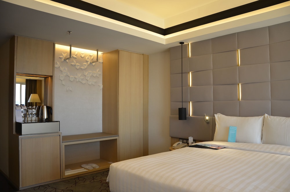 ROOM, KING BED, CITY VIEW