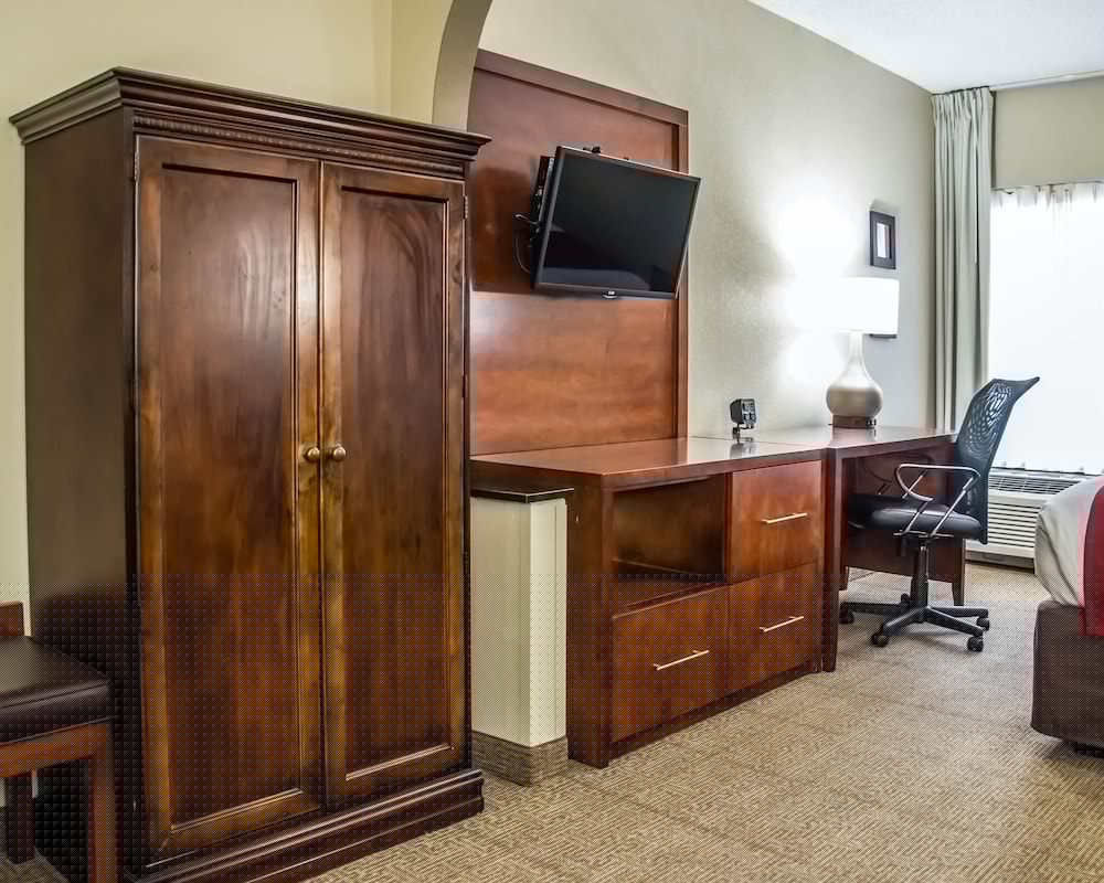 Comfort Suites University - Research Park 14/38