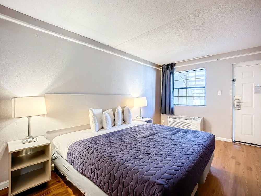 غرفة بسرير كينج للمدخنين، Motel 6 Jacksonville Fl Airport Area South 9/10