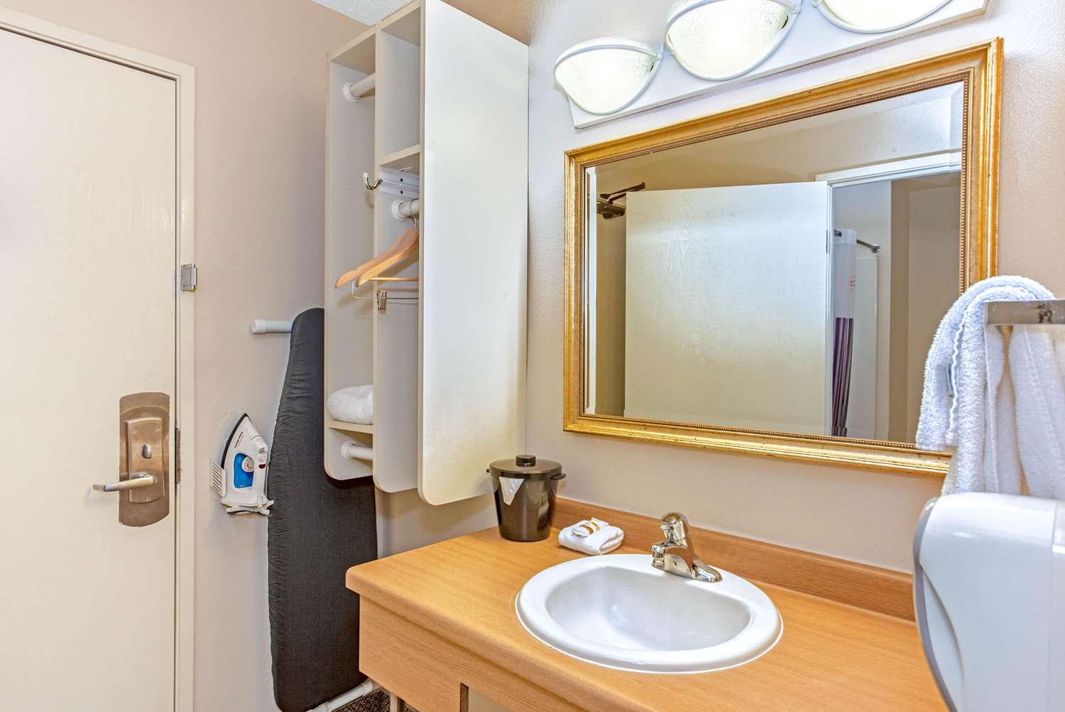 La Quinta Inn Milwaukee Airport/Oak Creek 51/53