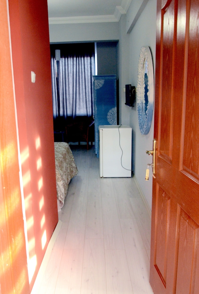 Blue Dolphin Hotel 7/39