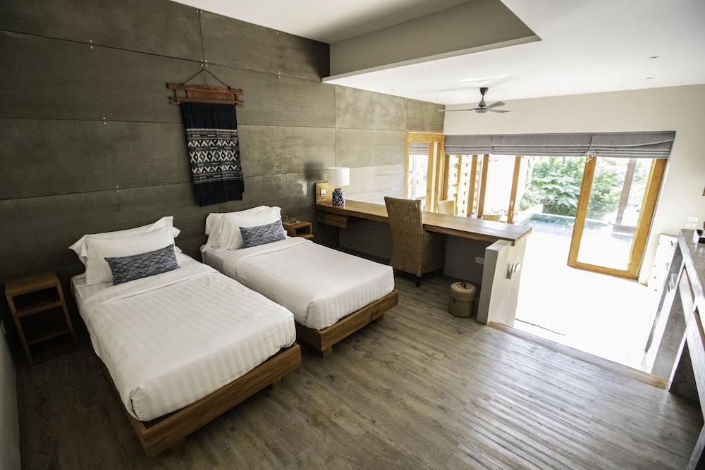 SEA DANCE RESORT 33/77