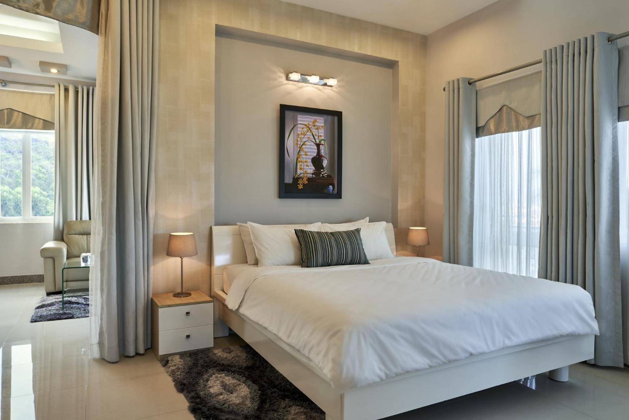 Suite, Hill View