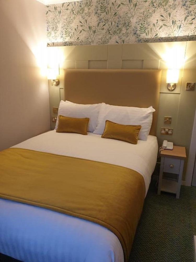 ROOM, DOUBLE BED