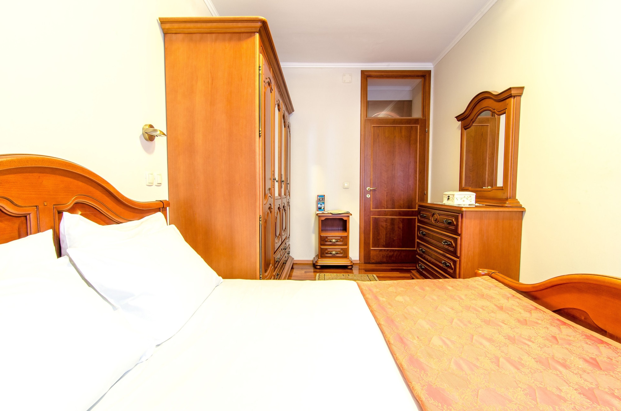 شقة ديلوكس بسريرين كوين بغرفتي نوم مع أريكة بمطبخ، Dubrovnik Hotel 8/10