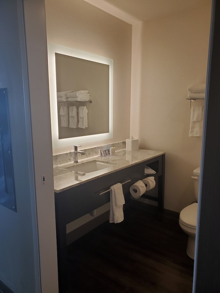 Simple Suites Boise Airport 32/36