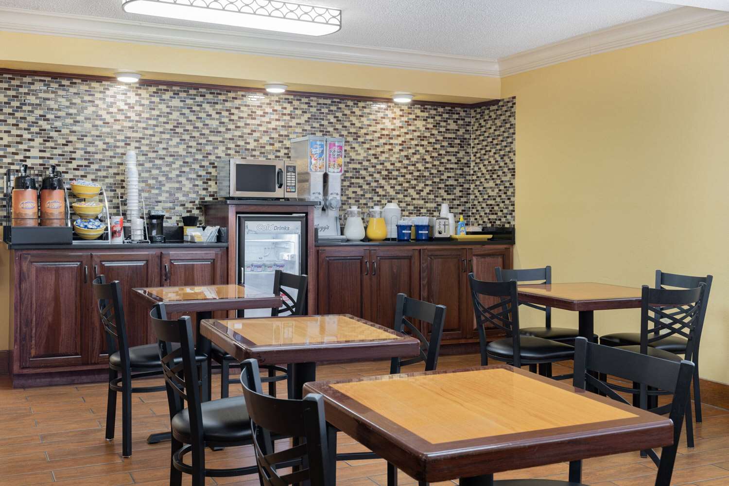 Days Inn By Wyndham Macon I-475 18/25