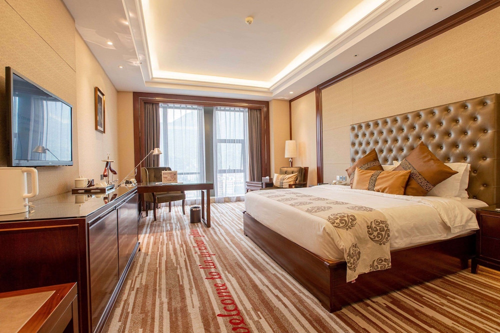 Elite, King Bed, Mountain View