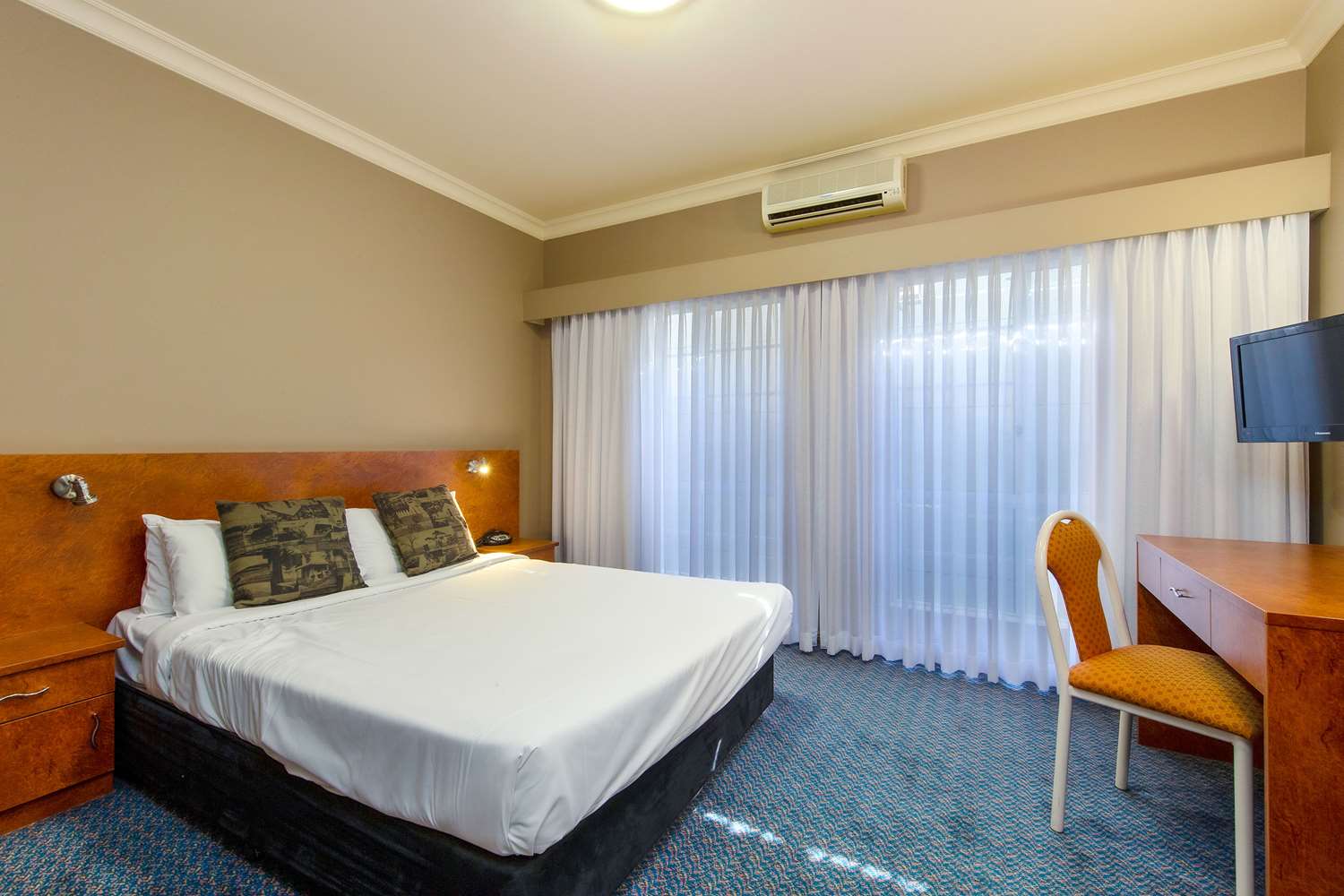 ROOM, QUEEN BED, ACCESSIBLE
