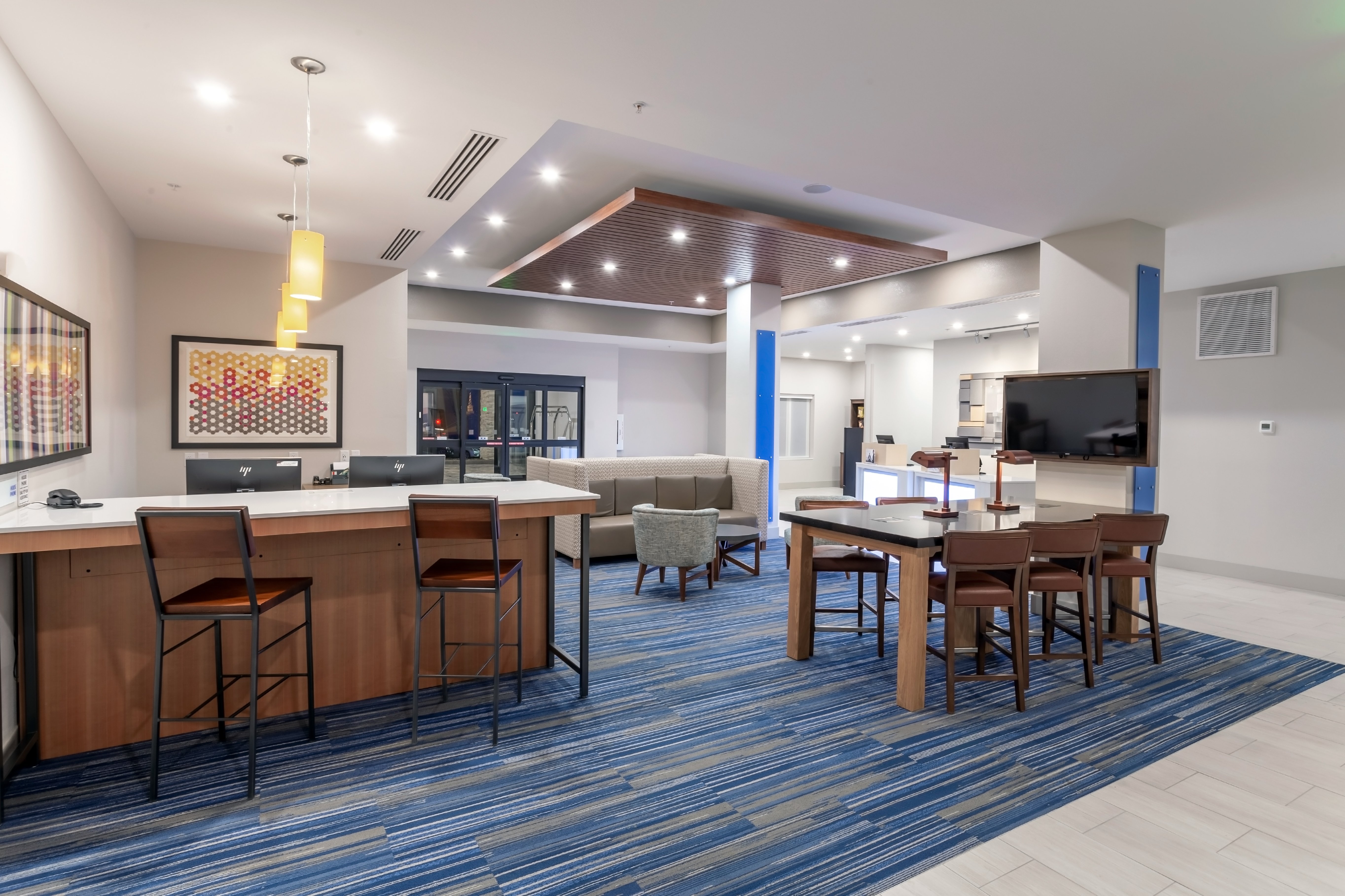 Holiday Inn Express & Suites Columbus - Worthington 49/58