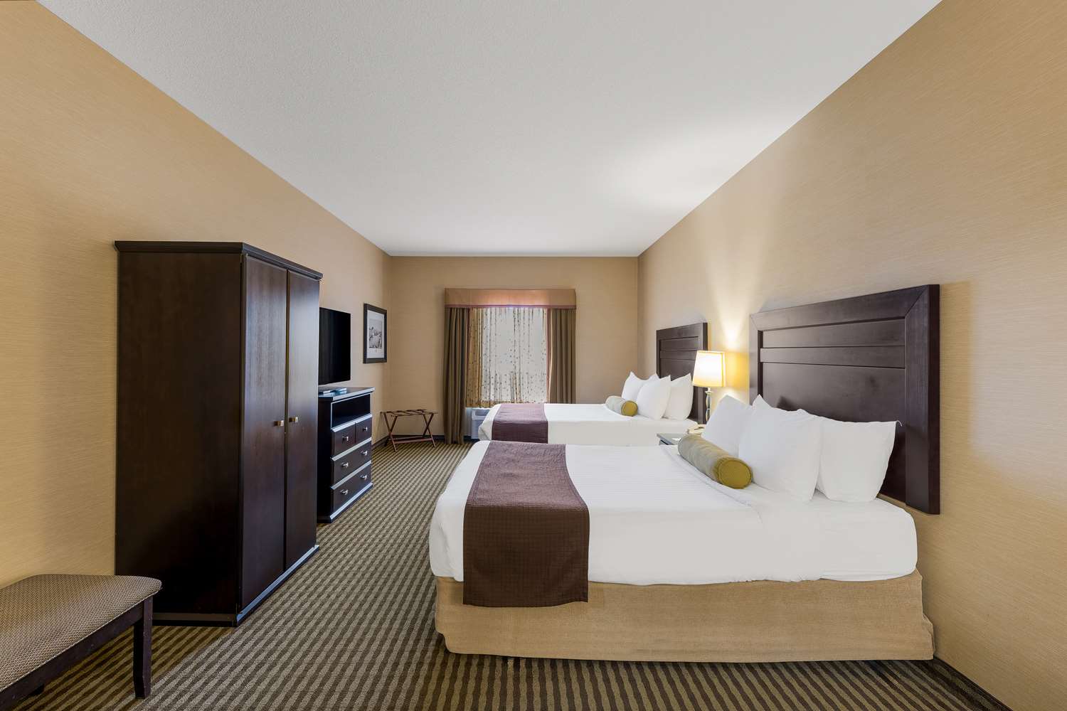 Suite, 2 Queen Beds, Sofa, Bathtub
