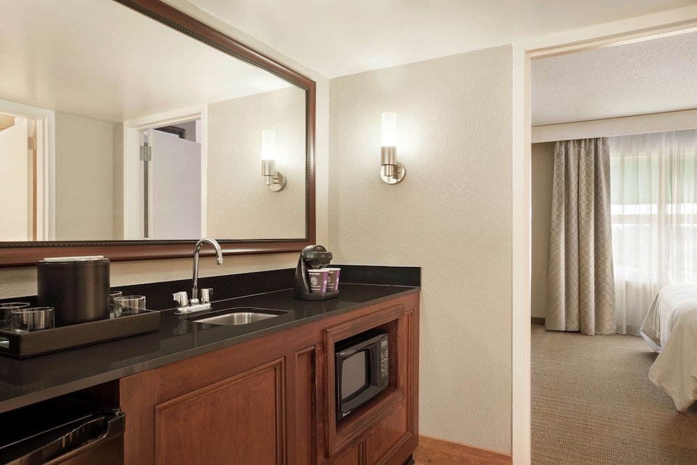 Embassy Suites Brunswick 52/55