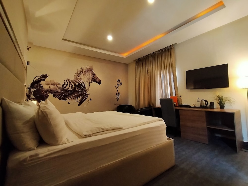 Iris Hotel 8/50