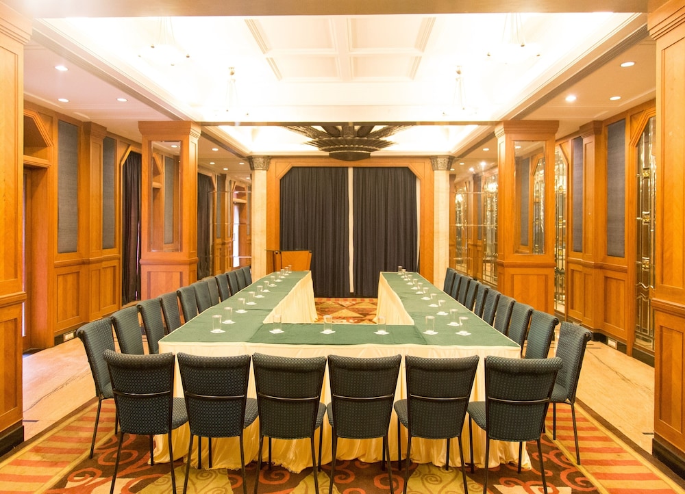 Sarovar Portico Kalupur Ahmedabad 32/42