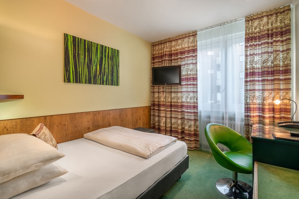 ROOM, SINGLE