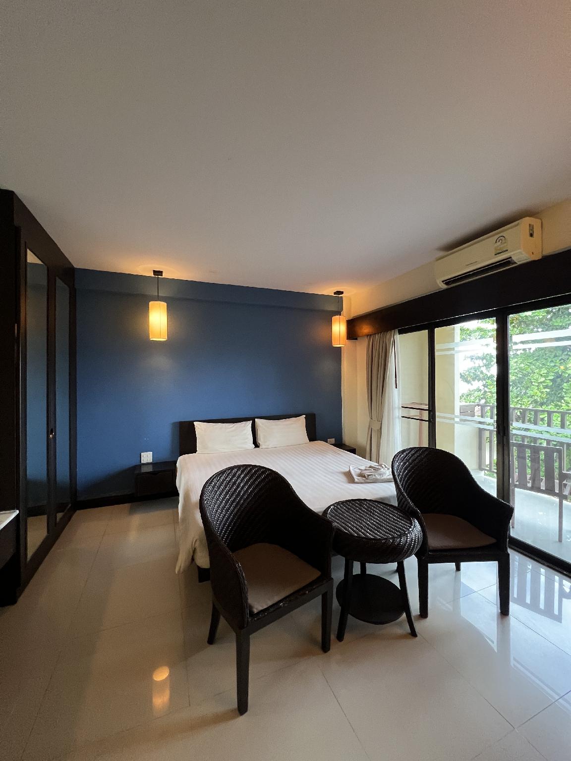 Superior, Queen Bed, Lateral Side Sea View