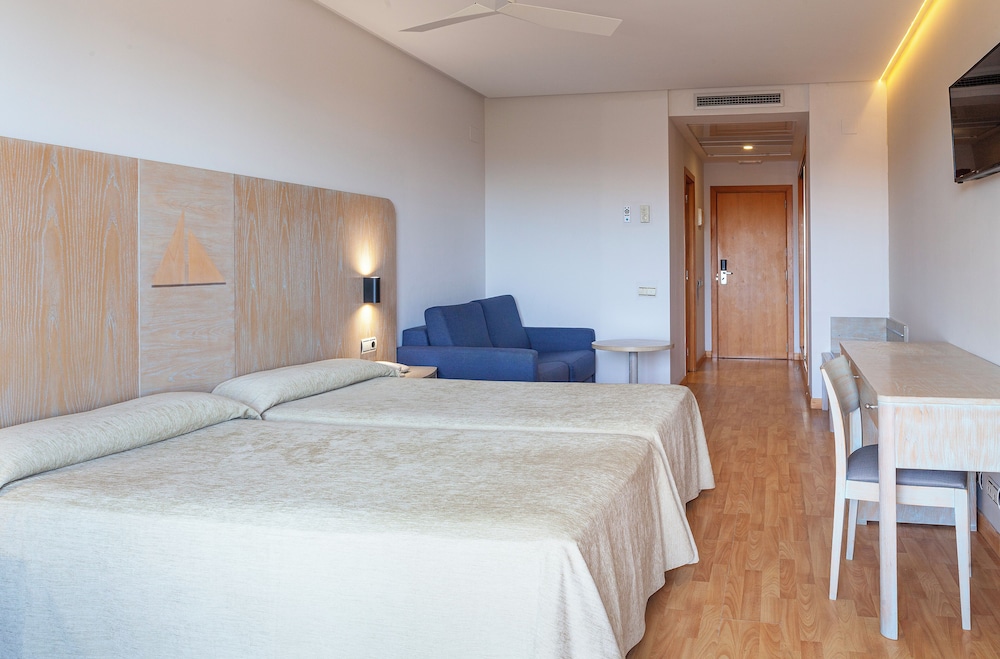 Room, Single, Double and Twin Beds, Street View