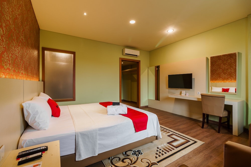 RedDoorz Plus near Dunia Fantasi Ancol 9/19