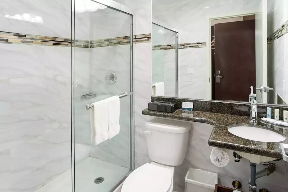 Quality Inn Near Sunset Park 23/39