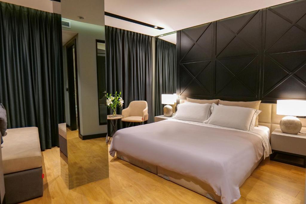 Room, Double Bed, Back Side