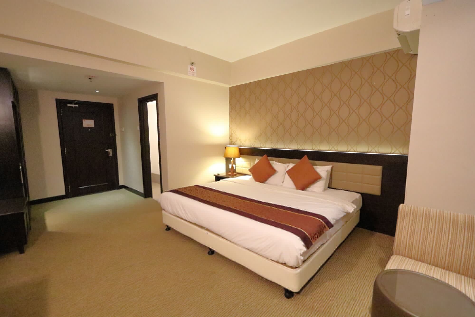 DELUXE, KING BED