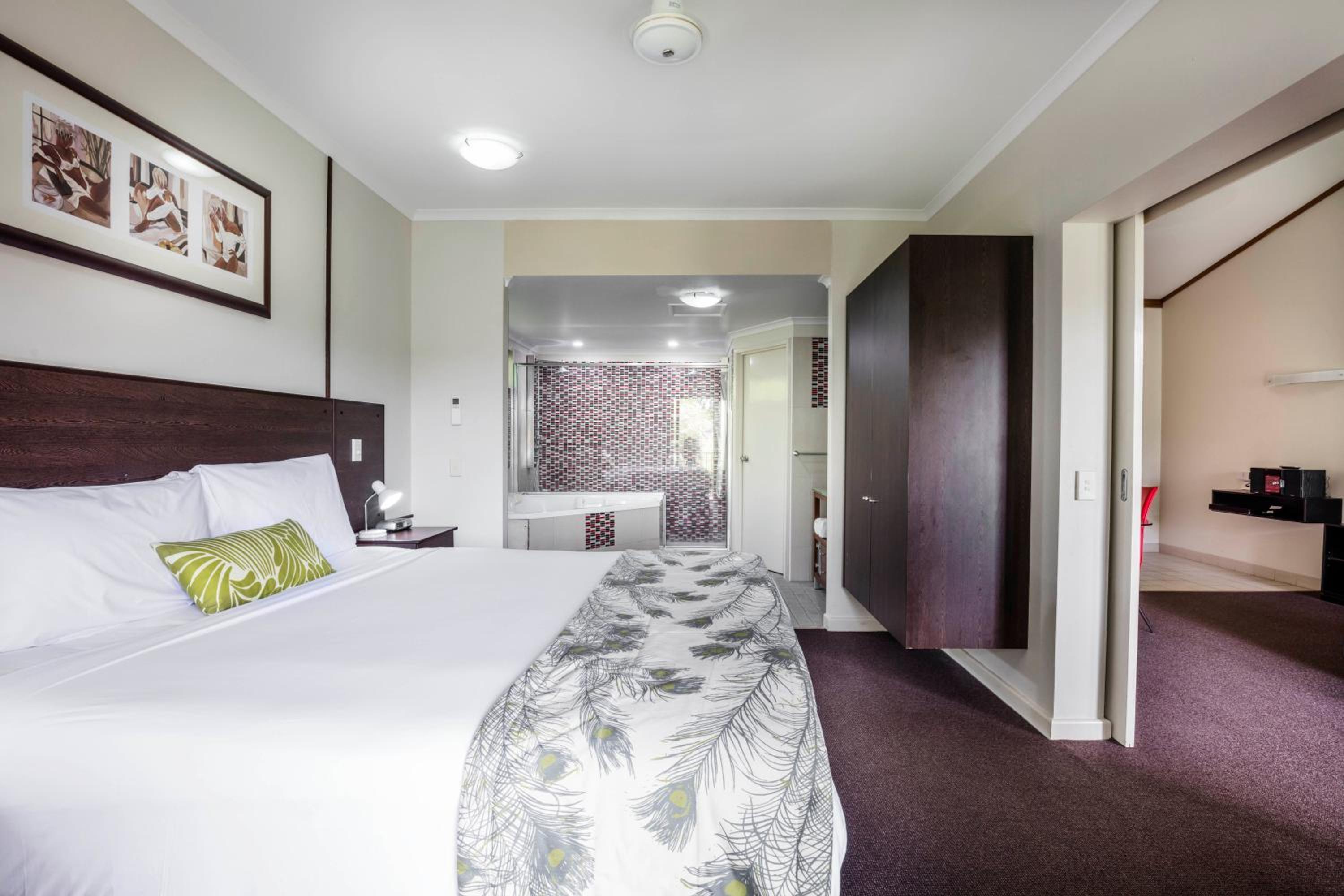 Spa, Superior, Queen Bed, Sofa