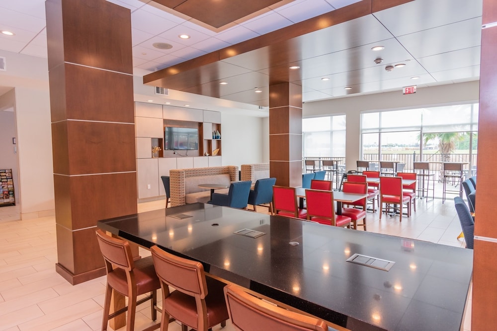 Holiday Inn Express Suites Houston Iah Beltway 8 54/65