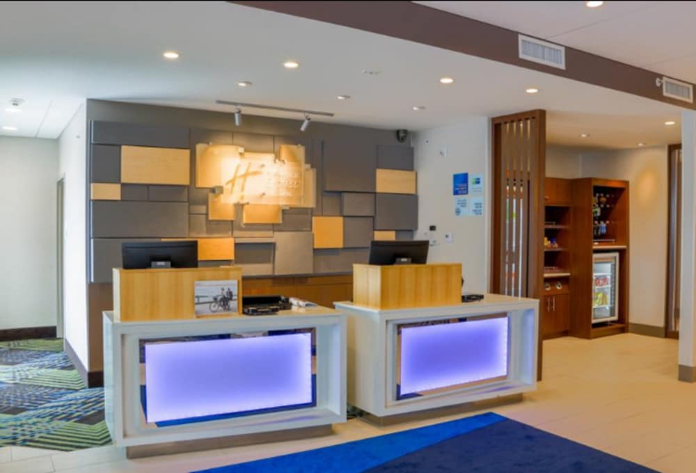 Holiday Inn Express Suites Detroit North Roseville 5/36