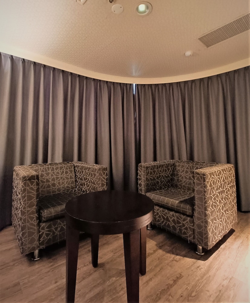 Well Garden Hotel 36/50