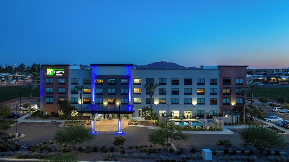 Holiday Inn Express & Suites - Gilbert - Mesa Gateway Airport 2/50