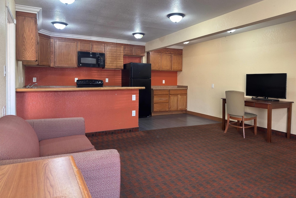 Travelodge by Wyndham Lubbock 24/32