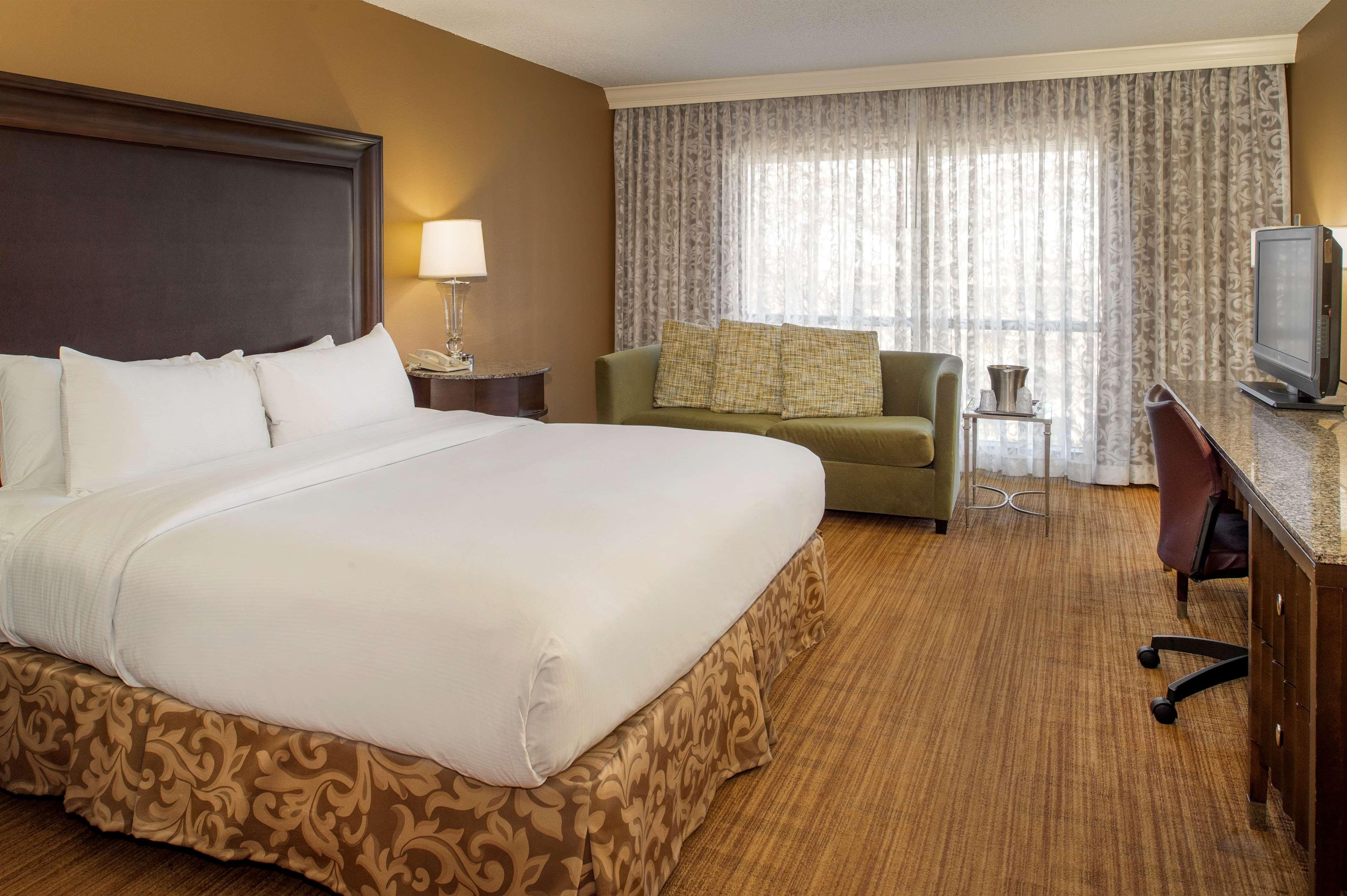 DELUXE, KING BED, COURTYARD VIEW, SOFA