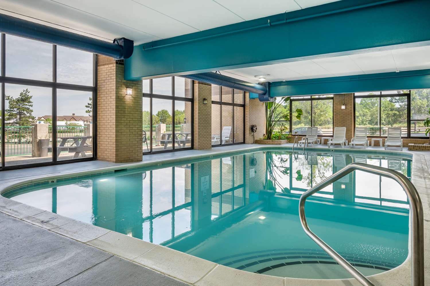 Clarion Pointe Louisville East 21/33