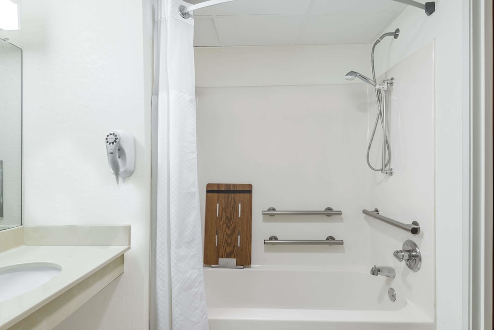 Days Inn by Wyndham Norton 15/25
