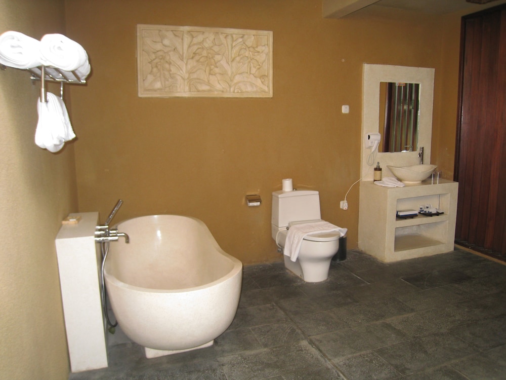 GINO FERUCI VILLA UBUD 42/46
