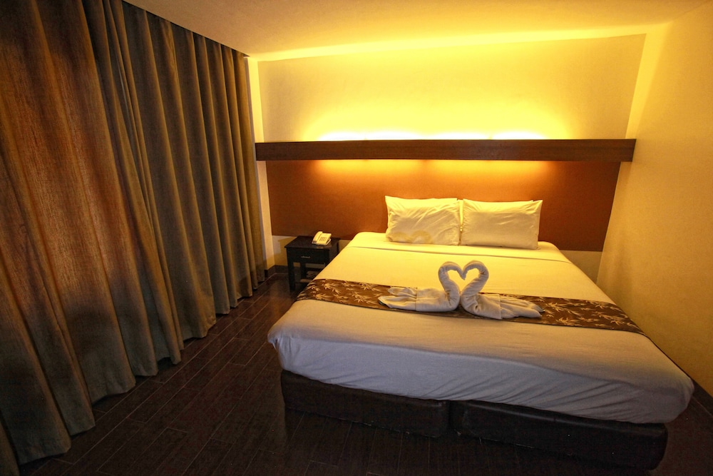 The Ritz Hotel At Garden Oases 9/33