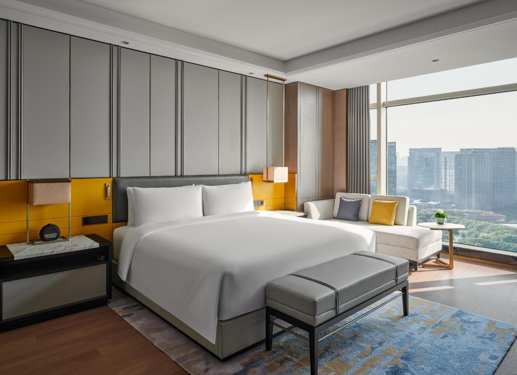 Cross, Suite, King and Twin Beds, Lounge Access, Cross Floor