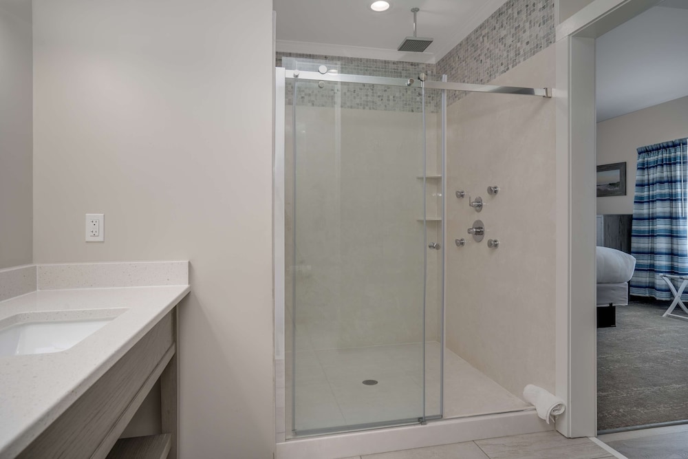 جناح بسرير كينج بمنطقة جلوس، Lighthouse Suites Best Western Signature Collection 4/6