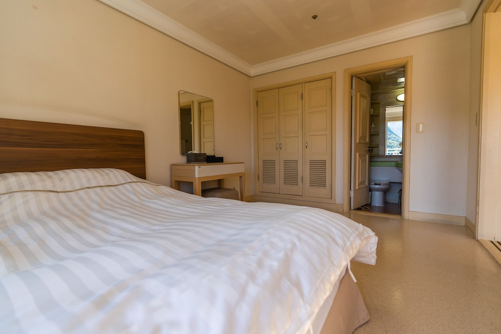 West, Suite, 3 Futon Beds