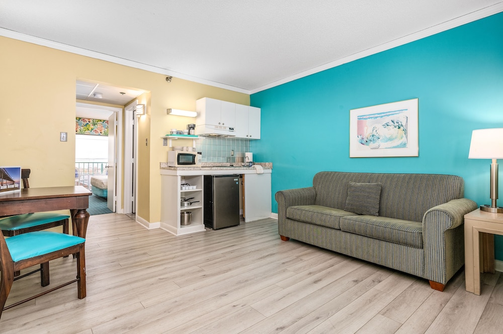 Cayman Suites Hotel 50/80