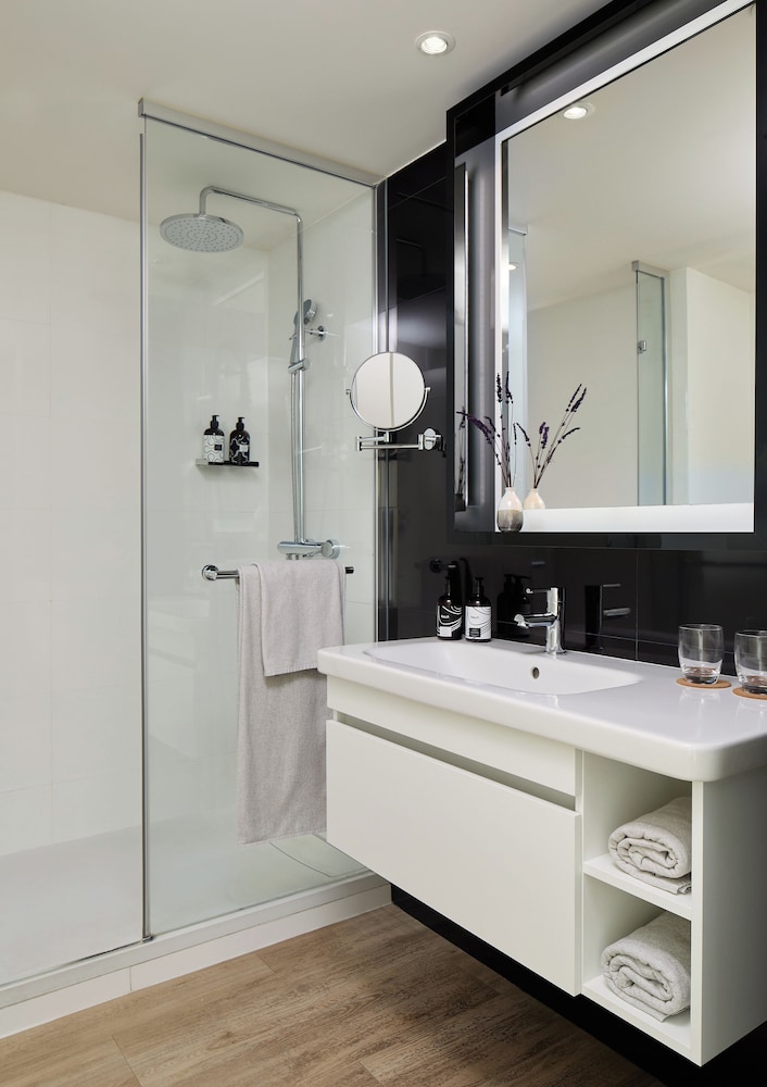Connecting, Town House, Studio, King and Twin Beds, City View 5/5