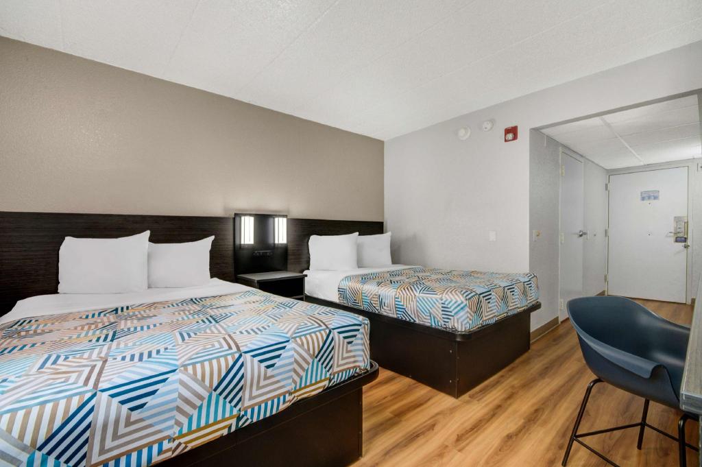 2 Full Beds - ADA/Tub