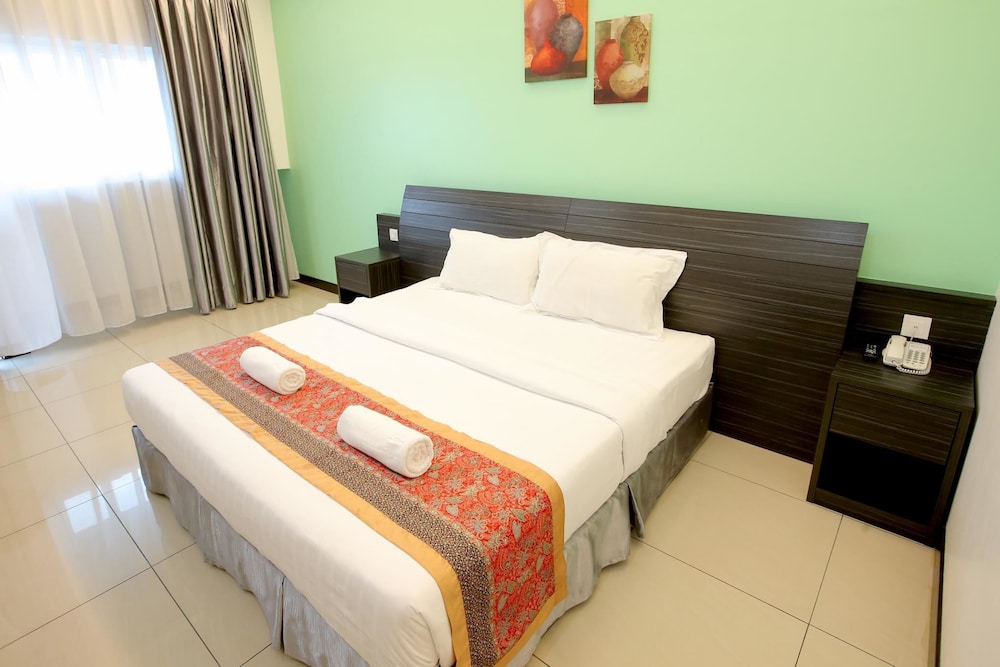 DELUXE, KING BED