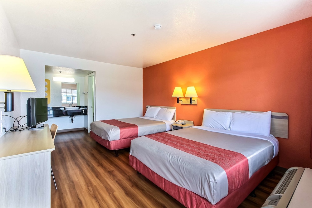 Motel6 Salinas, CA - North Monterey Area 21/41