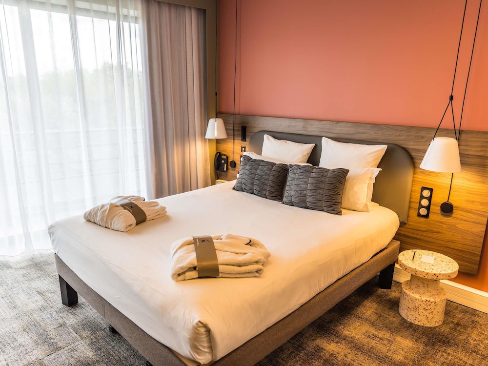 EXECUTIVE, SUITE