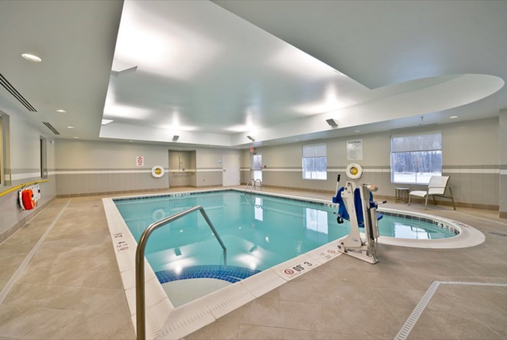 HOLIDAY INN EXPRESS CANANDAIGUA - FINGER LAKES 26/56