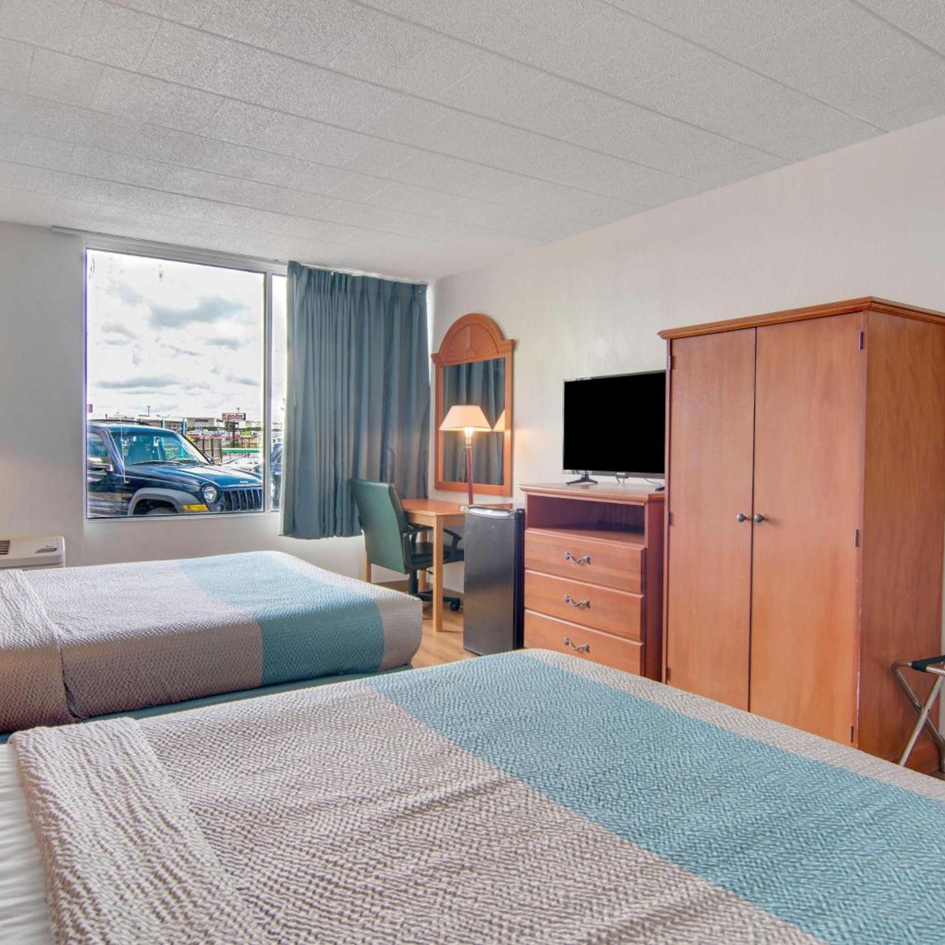 2 Queen Beds - Non-Smoking, Mini Fridge، Motel6 Clarion, PA 2/3
