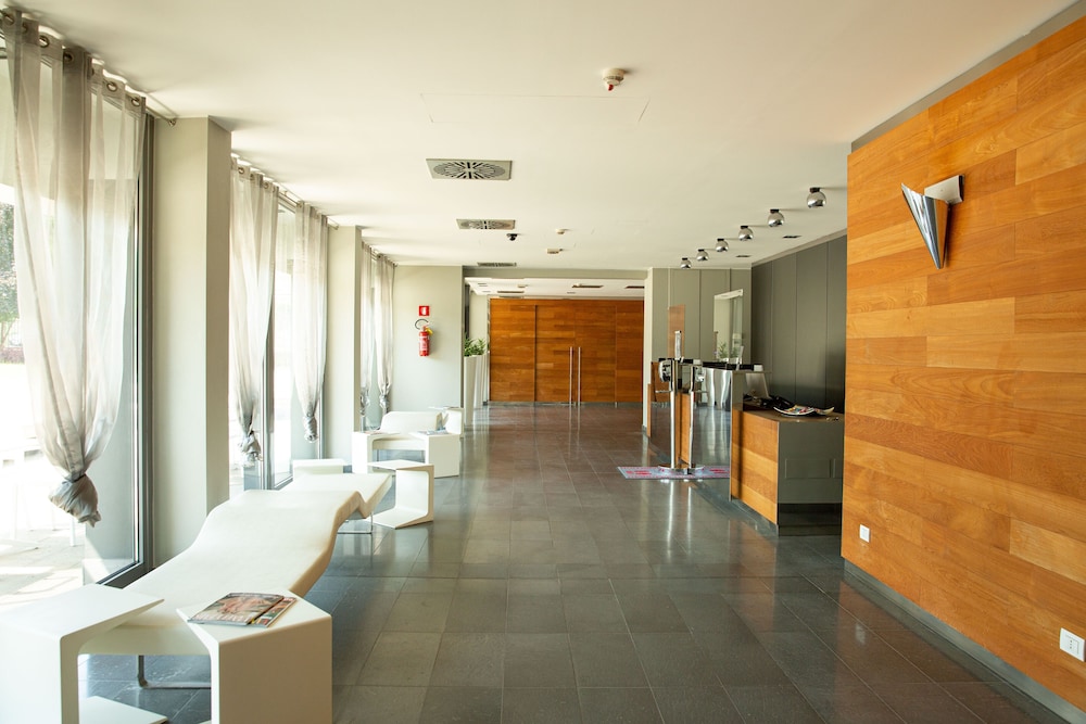 One Hotel & Restaurant 10/50