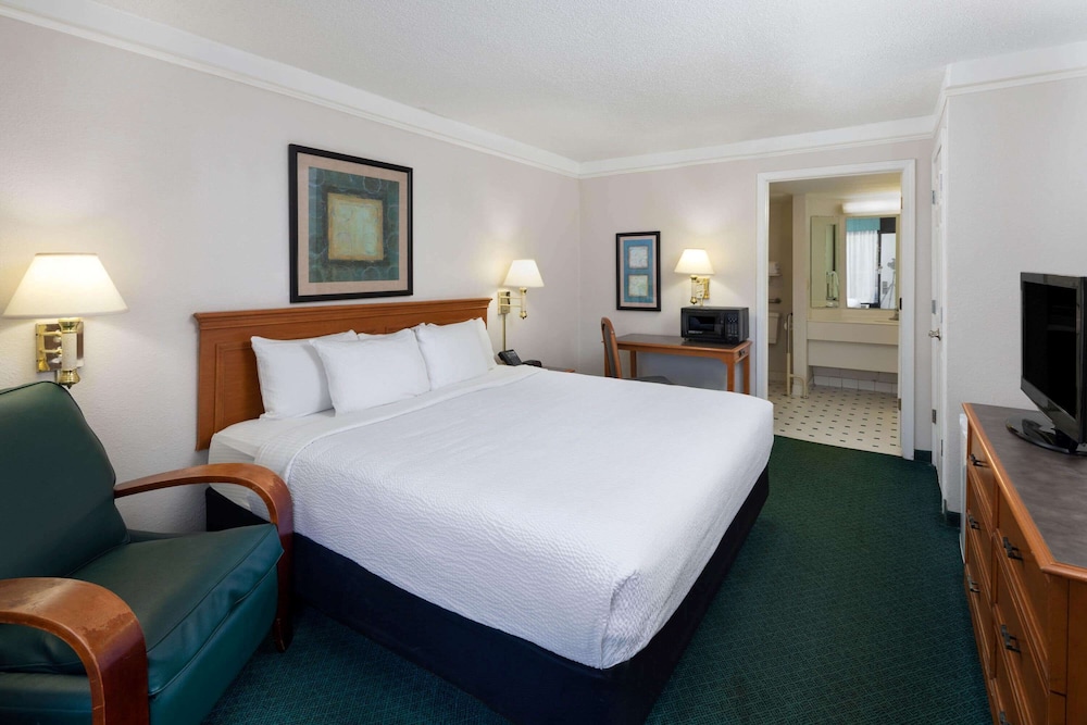 Super 8 by Wyndham Savannah 21/51
